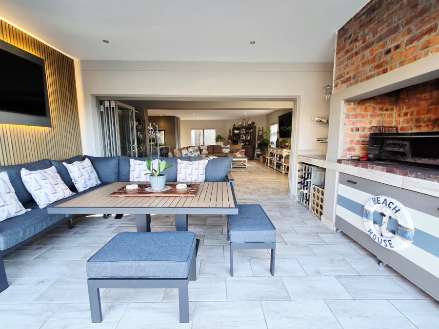 6 Bedroom Property for Sale in Glentana Western Cape